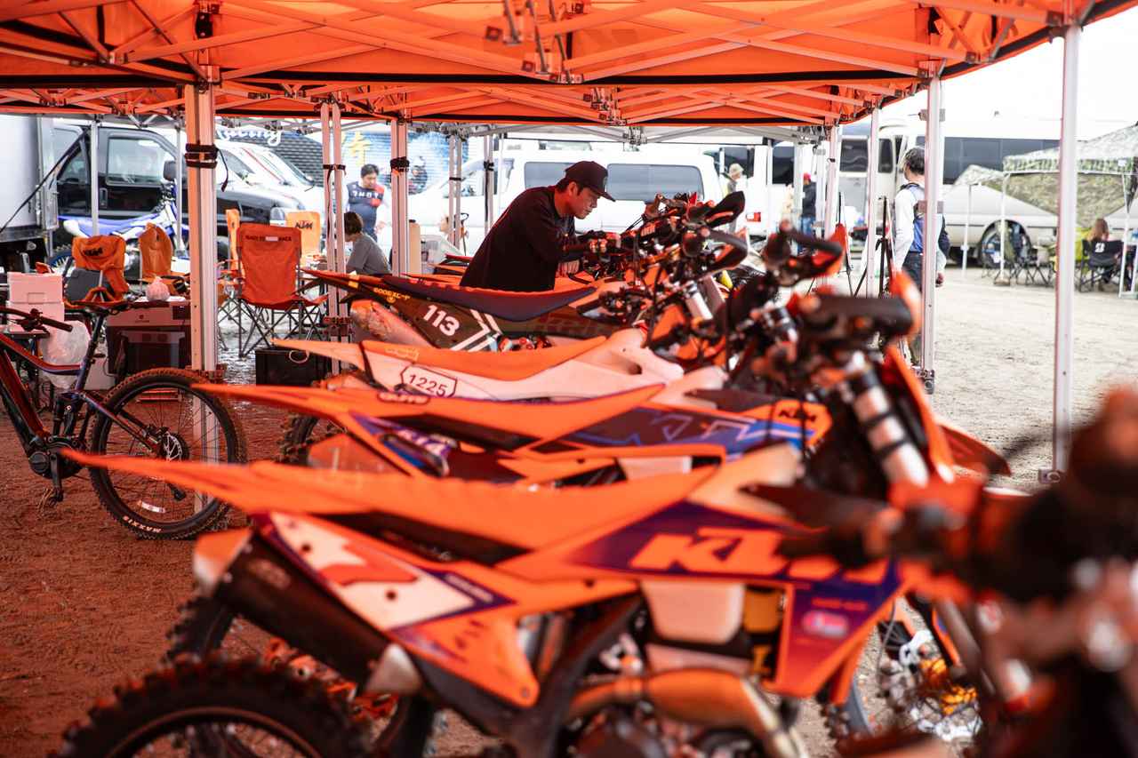 画像2: ホスピタリティテントをライダーに開放