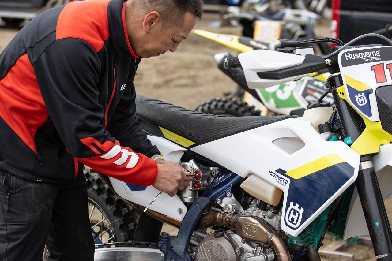 画像: WPサスペンションの現場相談を開始