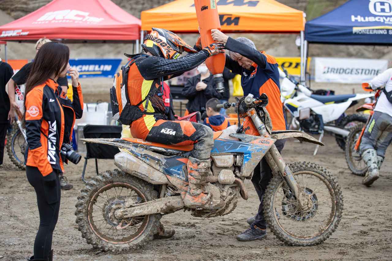 画像: レース中の「ワークスピットサポート」