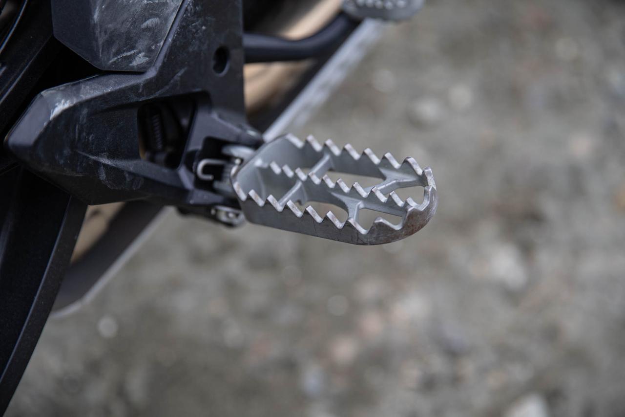 画像: オプションのワイドステップも、平田のライディングを助けてくれた