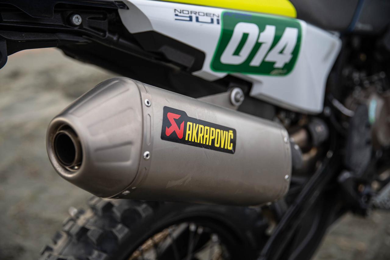 画像: 排気系はアクラポヴィッチで武装