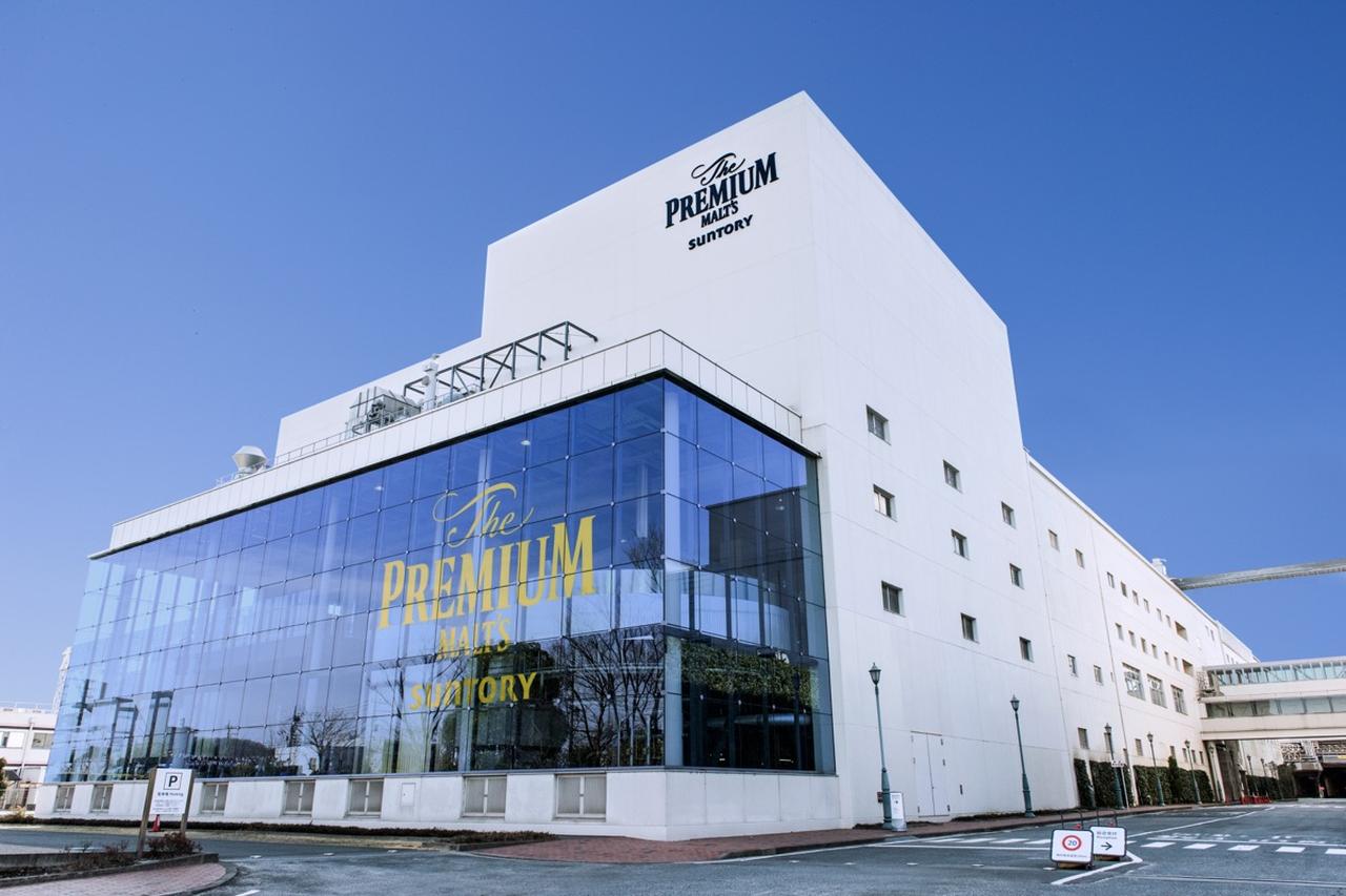 画像: 東京クラフトがつくられる「サントリー〈天然水のビール工場〉東京・武蔵野」。ここは、新製品の開発も行われる同社の“研究所”として顔を持つ。工場長の丸橋太一さんは、元ビール開発研究部部長でもある