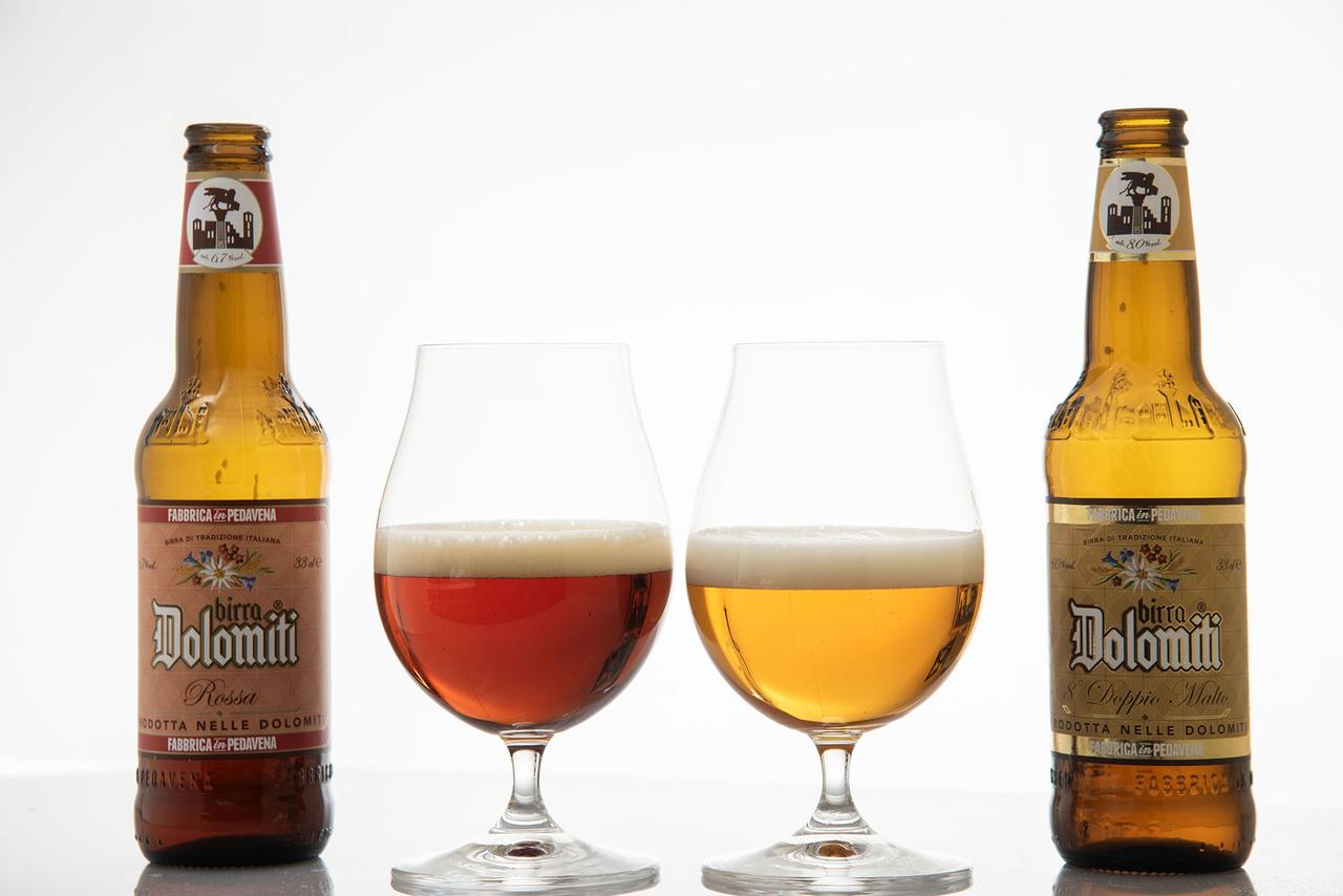 画像: 「ビール・ロッサ」(左)と「ビール・ドッピオ・モルト」の液色の違い。一般的なボック/ドッペルボックの関係では、ドッペルボックのほうが濃い液色となる。事実、「ワールドビアカップ」(WBC)や「グレート・アメリカン・ビア・フェスティバル」(GABF)を主催するブルワーズアソシエーション(本部コロラド)の「スタイルガイドライン」にある「German-Style Doppelbock」の定義は「Color: Copper to dark brown(液色は銅色から濃い茶色)とある