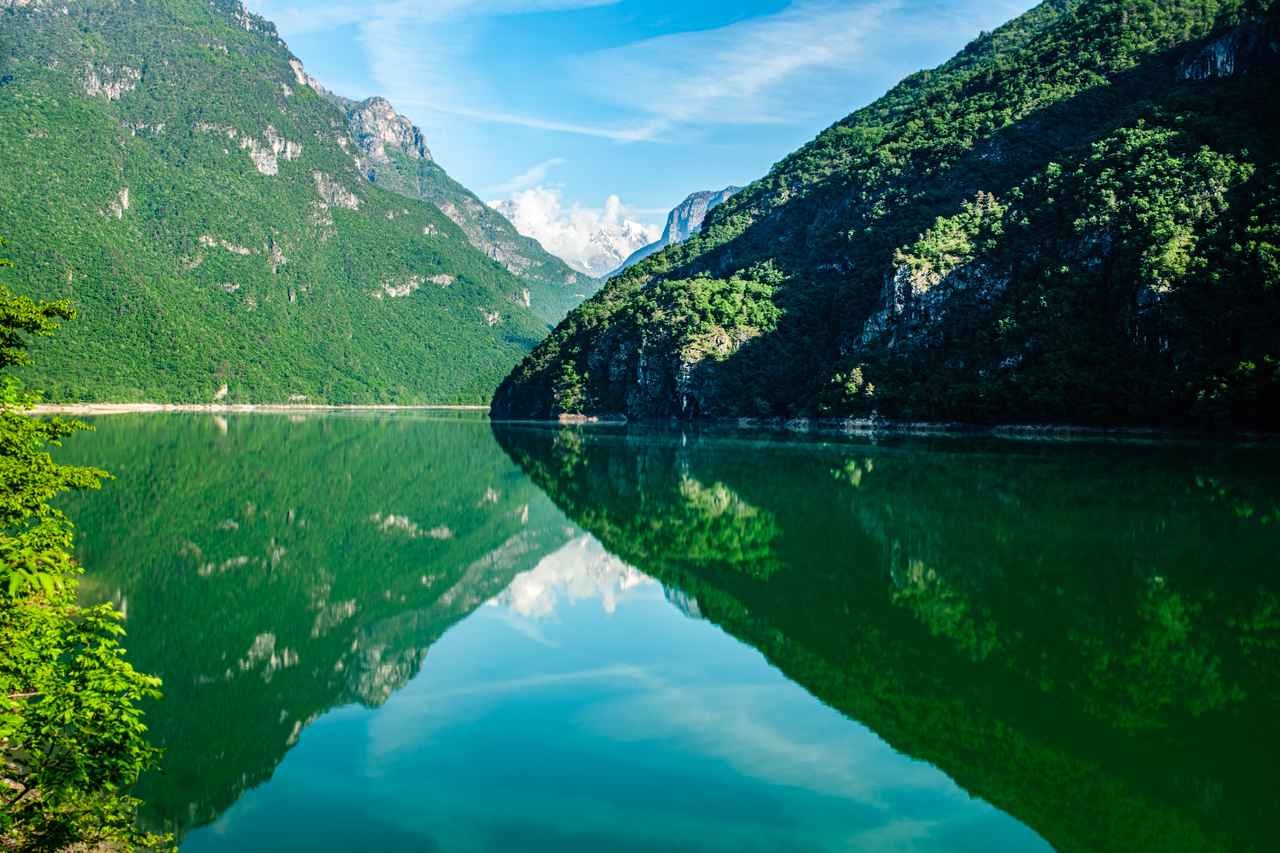 画像: ドロミティの渓谷を象徴するミス湖。河川侵食による渓谷地形を背景に持つ国立公園内にある