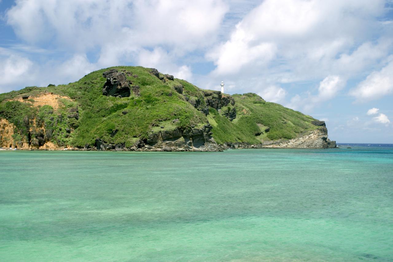 画像: 久部良漁港の入口にある岬「西崎」の全景。フェリーや漁船の出入りを眺めていると、ゆったりとした時間が過ぎていく。