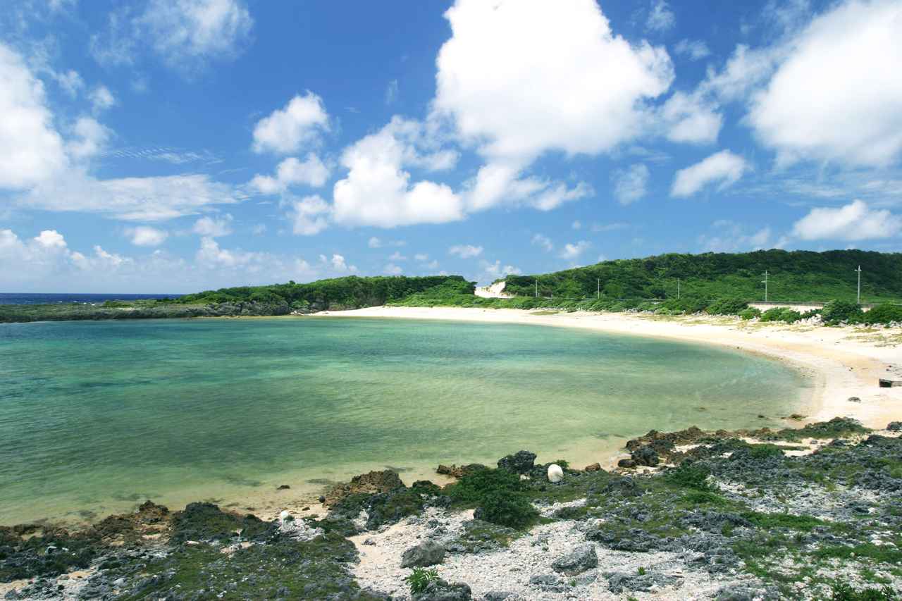 画像: 「カタブル浜」。誰もいない南の島のビーチ、静寂の中の波の音が心地よい。