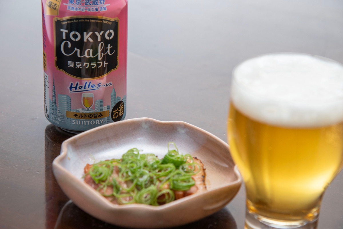 画像: 焼鳥 焼鳥でも、いわゆる串打ちをした鶏肉ではなくスライスした旨肉を、甘じょっぱい醤油だれで焼いた。本文にもあるように、コショウなどスパイシーな香りが強いと、ヘレスの“おいしい部分”が楽しめなくなる。そうした料理は、ピルスナーやペールエールに任せればいい。