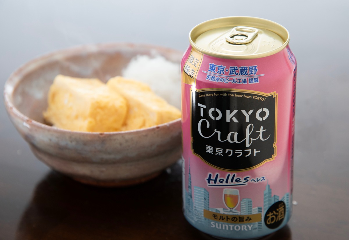 画像: だし巻き玉子 優しい玉子の香りと旨みに、ほどよくモルトの甘み、そして穏やかなホップの香りがアクセントとなってハーモニーを奏でる。「だし巻きにはポン酒だろう」とおっしゃる方にこそ、ぜひともお試しいただきたいペアリングだ。