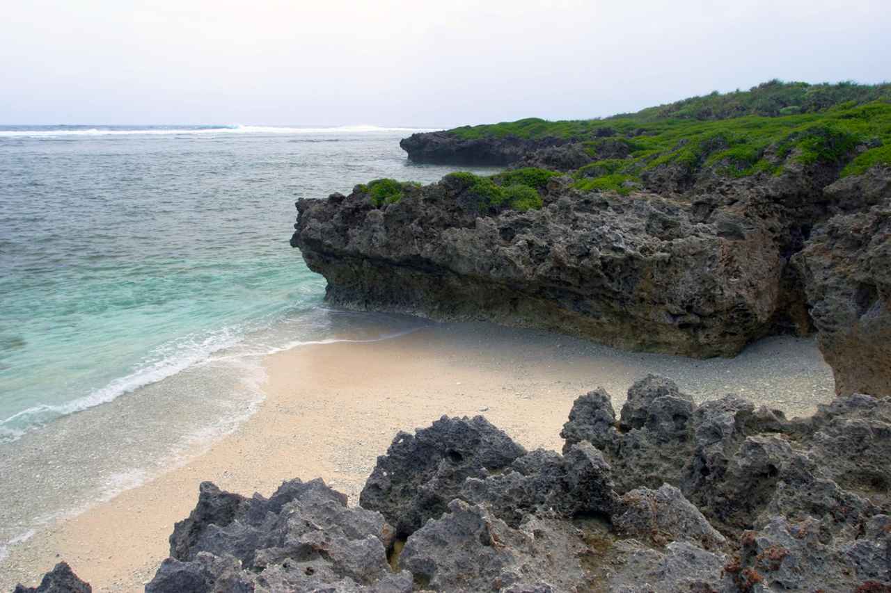 画像: 目の前にときどき打ち寄せる荒波のパワーに自然の凄さと人間の非力を感じてしまう。