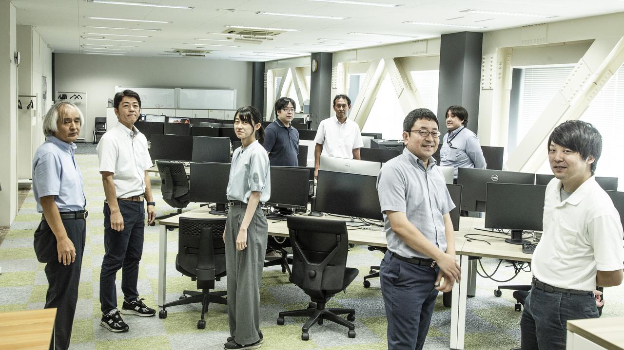 画像: ラジアルギャップ型アモルファスモーターの開発に携わったメンバー 左から：戸張和明、池田賢二、野村柚衣子、長谷川祐、榎本裕治、床井博洋、向瀬レミ、竹内啓祐