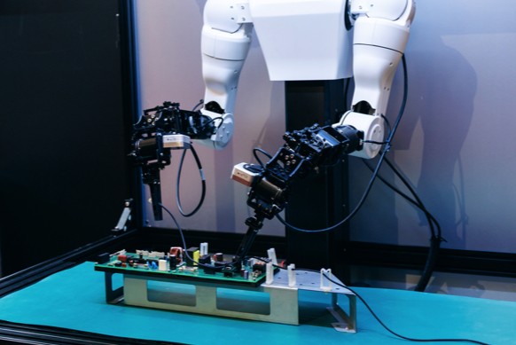 画像: ケーブル配線作業を行うロボットアームのデモンストレーション