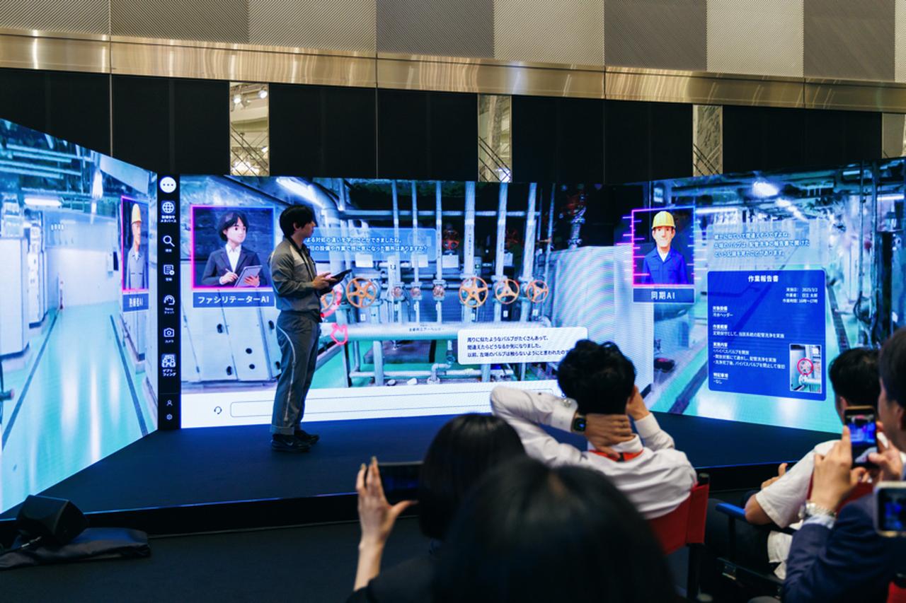 画像: 会話を通じて知識を深める作業者とNaivyのデモンストレーション