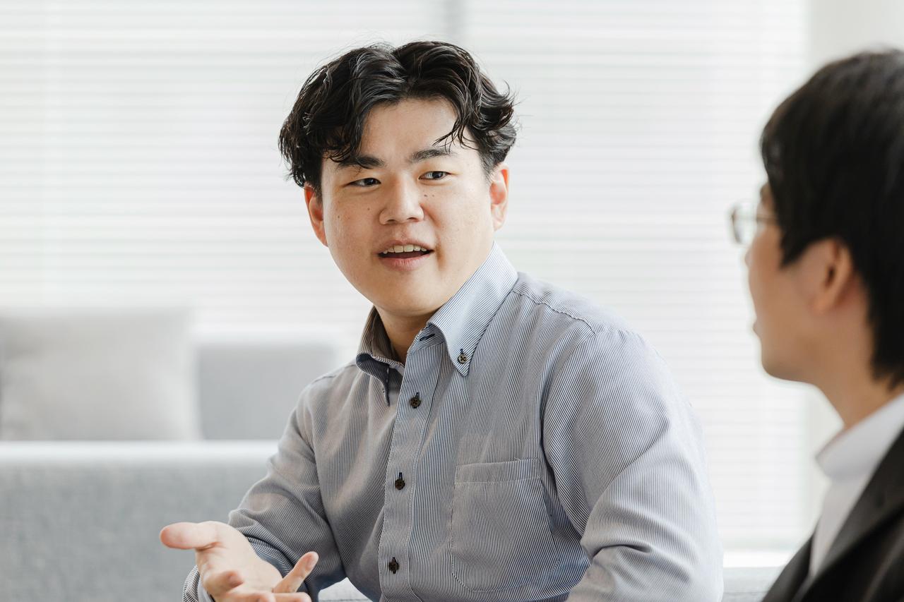 画像: 従来のネガティブフィードバックを用いた技術との違いについて語る河野