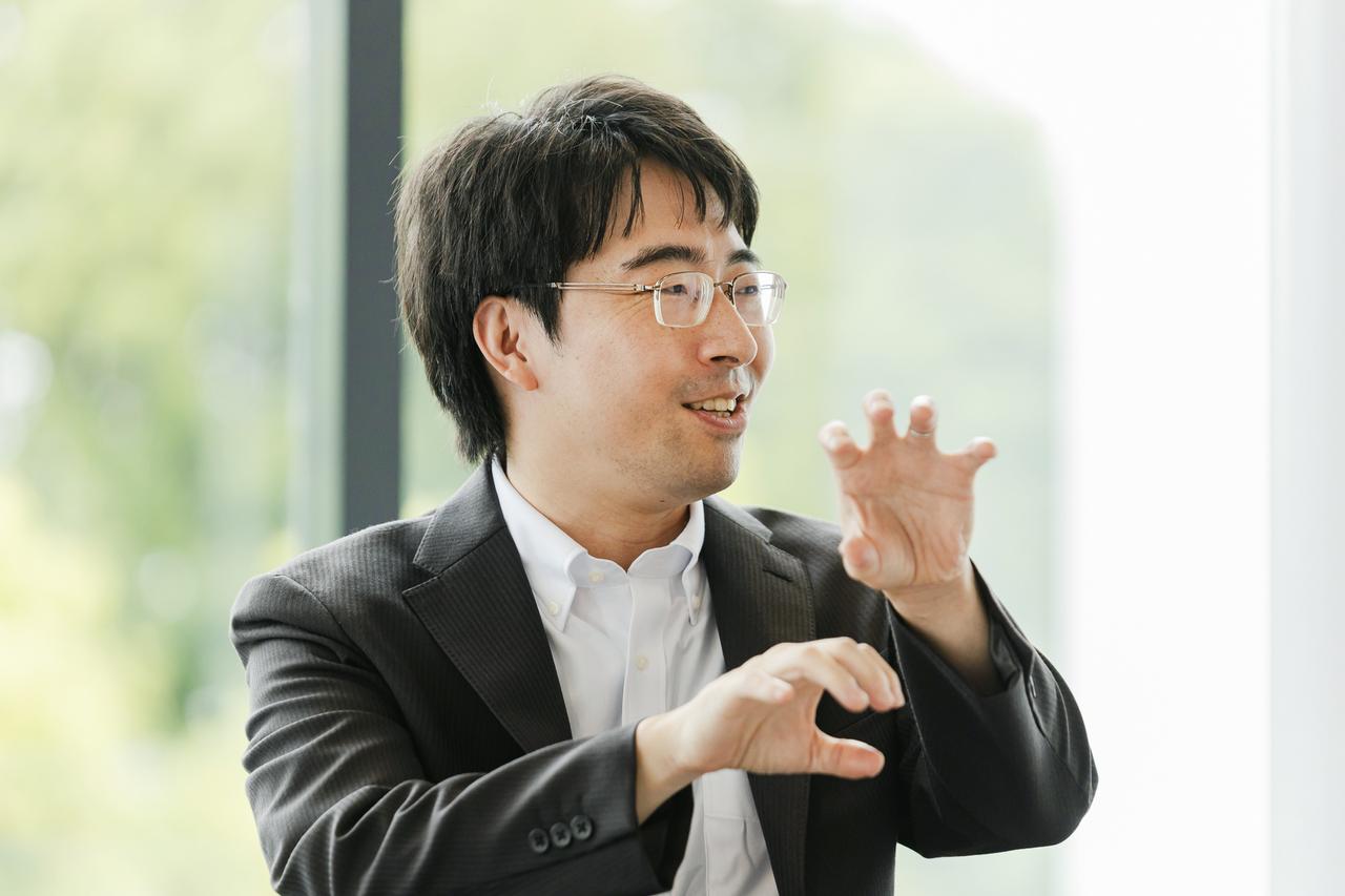 画像: 日立との共同研究について解説する井上正樹 准教授