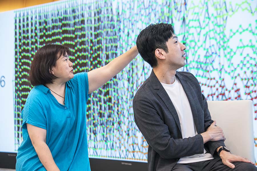 画像: ワークショップを通して生成したシミュレーショングラフを前に語り合う