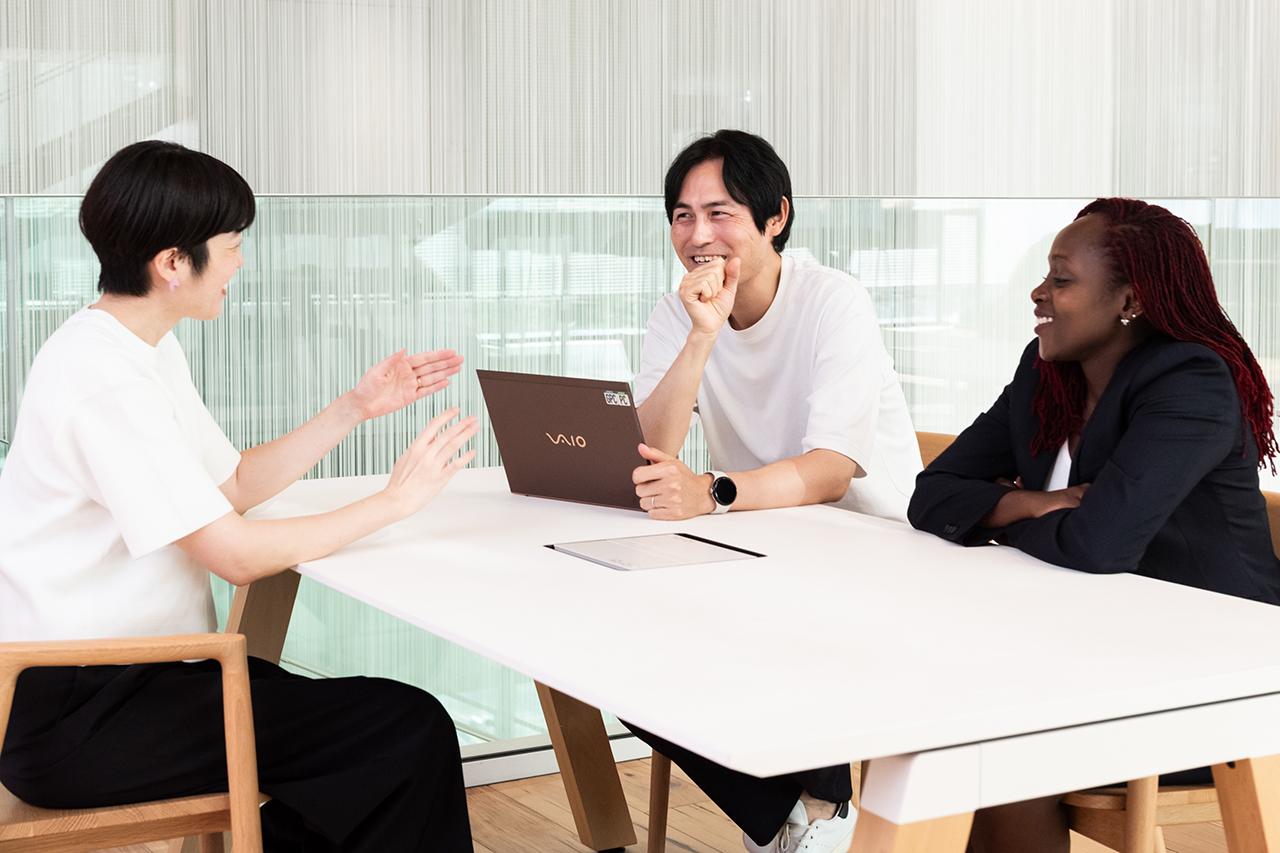 画像: Team meetings feature discussions in a mix of English and Japanese