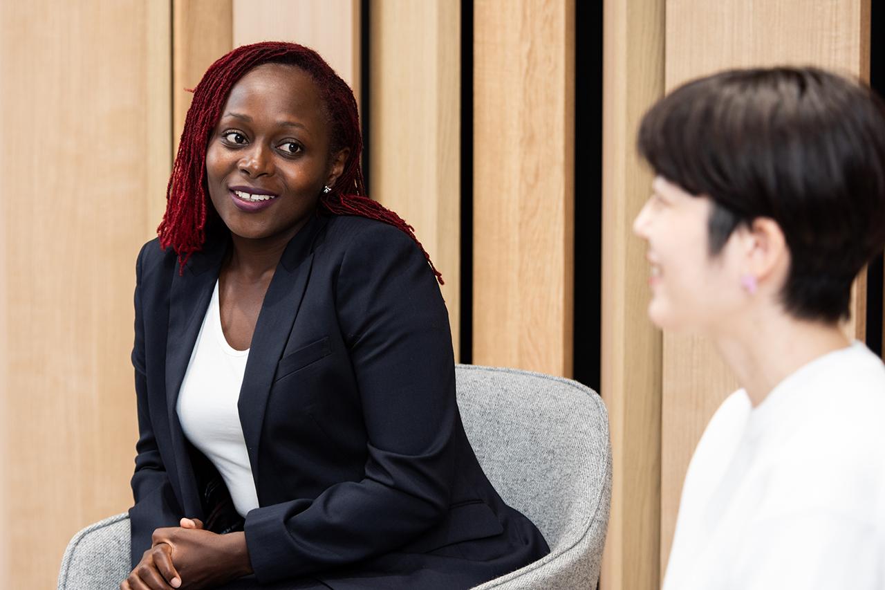 画像: Harriet and Hinomizu hit it off during a company lunch