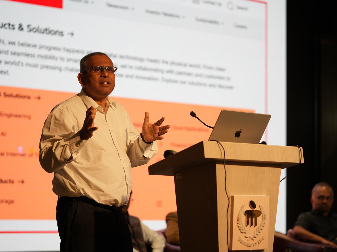 画像: Dr. Kingshuk Banerjee, Director of HIL R&D Centre, delivering the keynote address