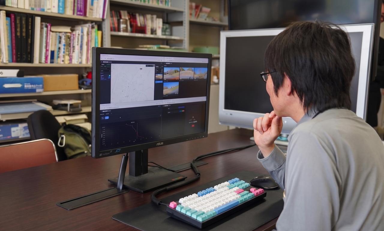 画像: A remote monitoring scene. The monitor displays ever-changing information from on-vehicle cameras and sensors.