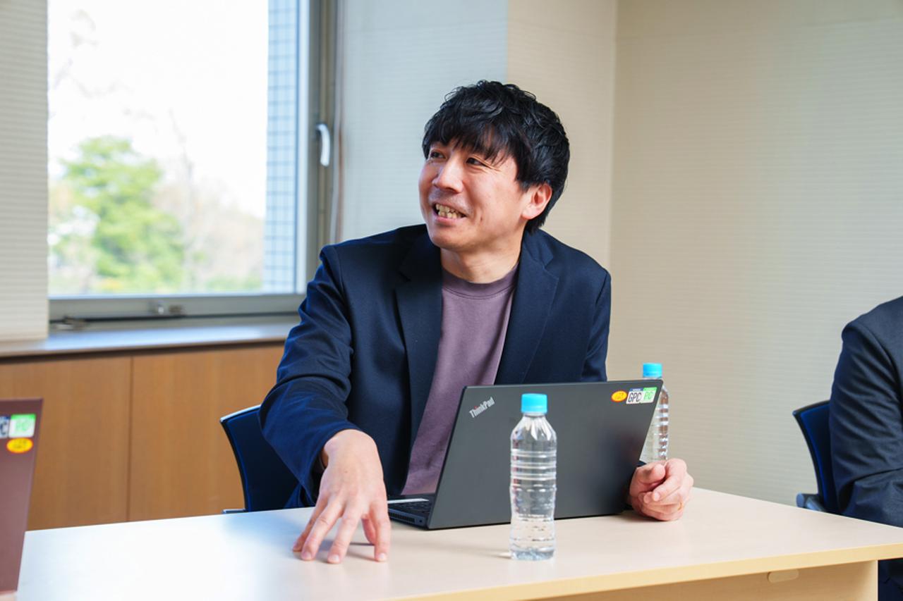 画像: So Sasatani providing an overview of research on a control system from three viewpoints: schedule management, data acquisition from a preliminary run, and remote monitoring