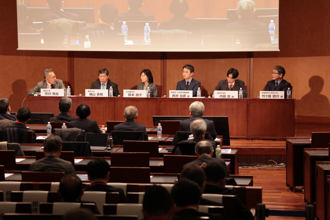 画像: Panel discussion (from left): Prof. Yoshikawa, Prof. Shiroyama, Suzuki, Mr. Nishimura, Mr. Uchida, and Prof. Takegahara.
