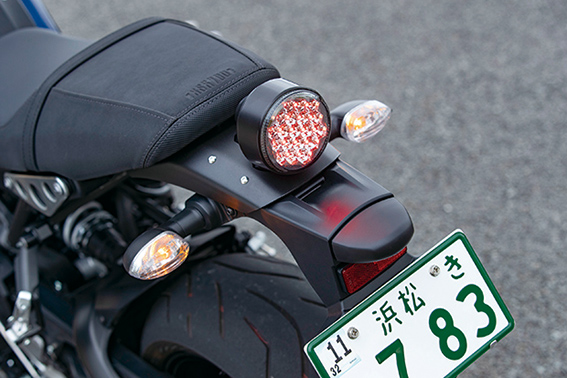 画像: 丸型のクラシカルなデザインだが、テールランプはLED。前後ウインカーはクリアレンズ仕様の電球タイプを採用している。
