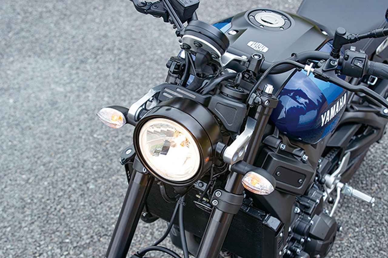 画像: ブラック仕上げの小ぶりなヘッドライトがユニークな表情を演出。パーツ構成もシンプルなものとなっている。