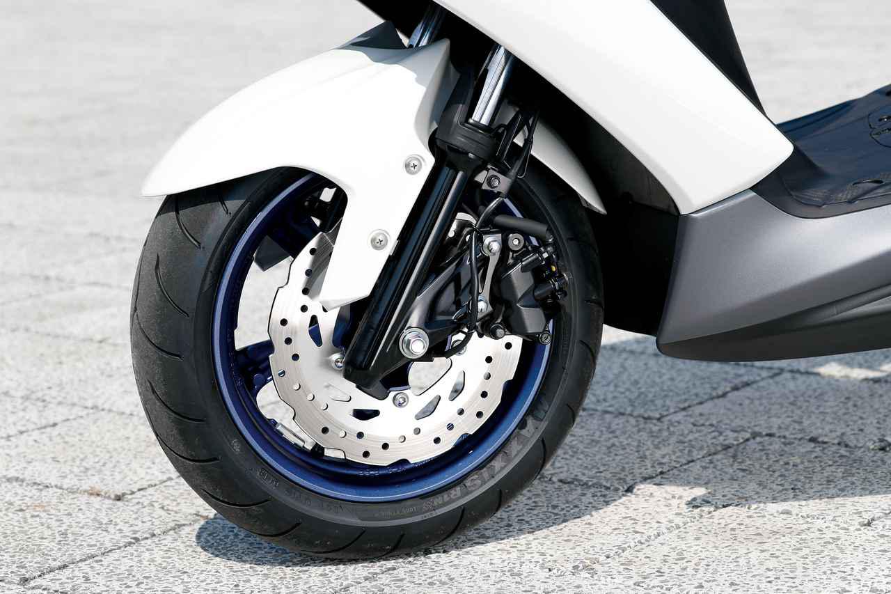 画像: 欧州仕様のフロントサスペンションに、ペータル式ディスクブレーキと、スポーツモデル顔負けの足回りを誇る。