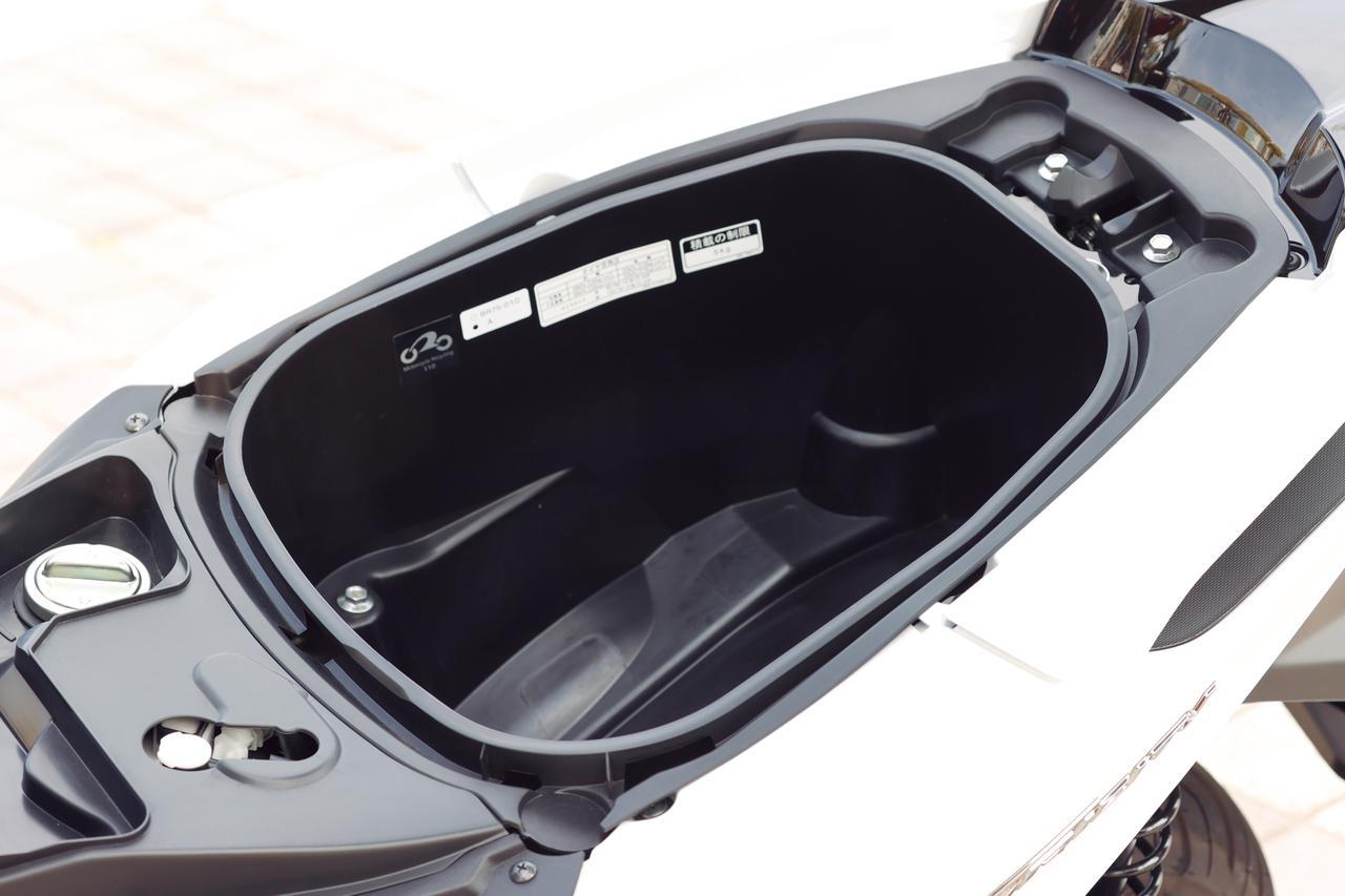 画像: スクエアな形状のトランクスペースは容量23.5L。荷物の出し入れもしやすい。前方にはLEDの照明も備わっている。