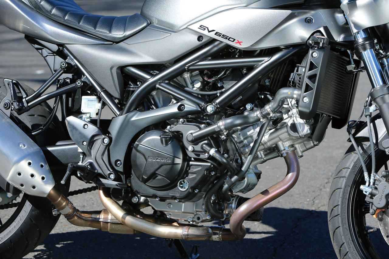 画像: 初代SV650から熟成を重ねた水冷Vツイン。独特の鼓動感とスムーズなフィーリング、そして力強さが魅力。発進時に回転を上げるローRPMアシストも備える。