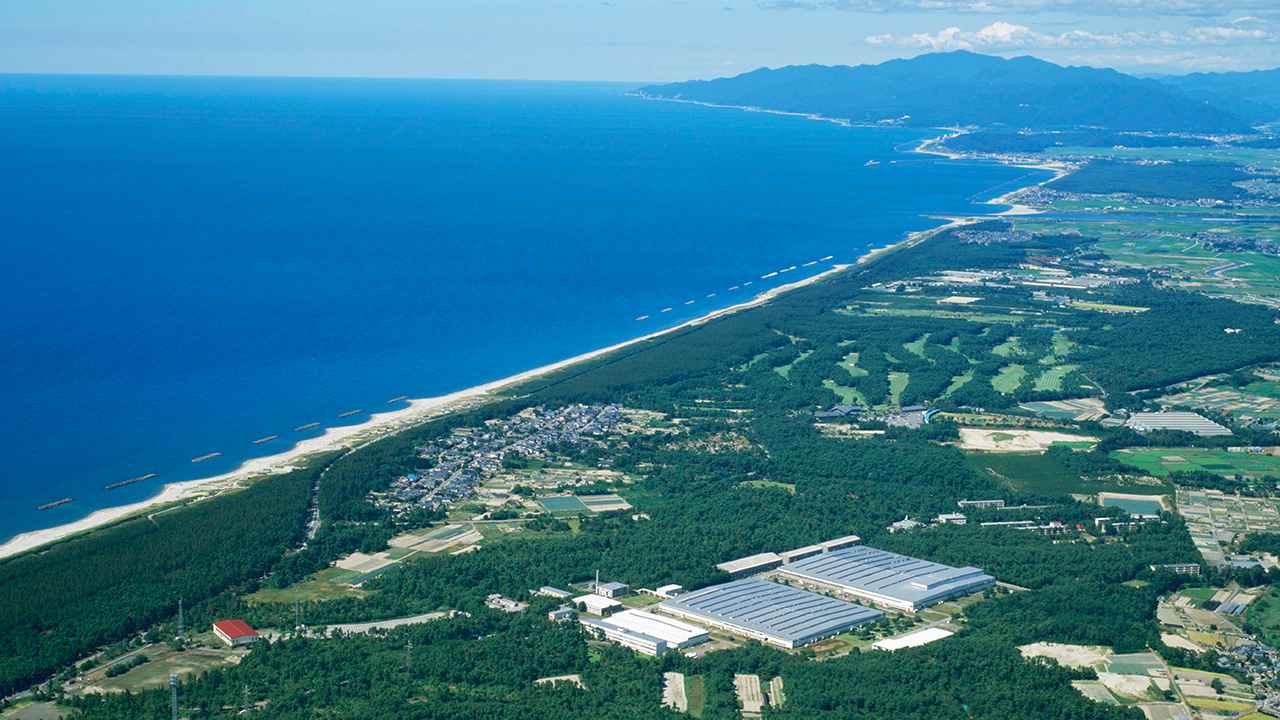 画像: 日本海に面した緑豊かな環境に包まれた中条事業所