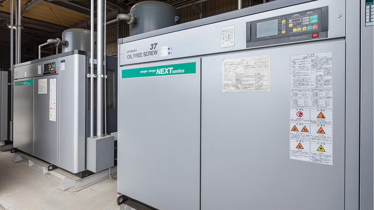 画像: コンプレッサー室内の空気圧縮機 HITACHI 37 OIL FREE SCREW single stage NEXTseries 3台 エアー搬送用 HITACHI 22 OIL FREE SCREW single stage NEXTseries 2台 分級用