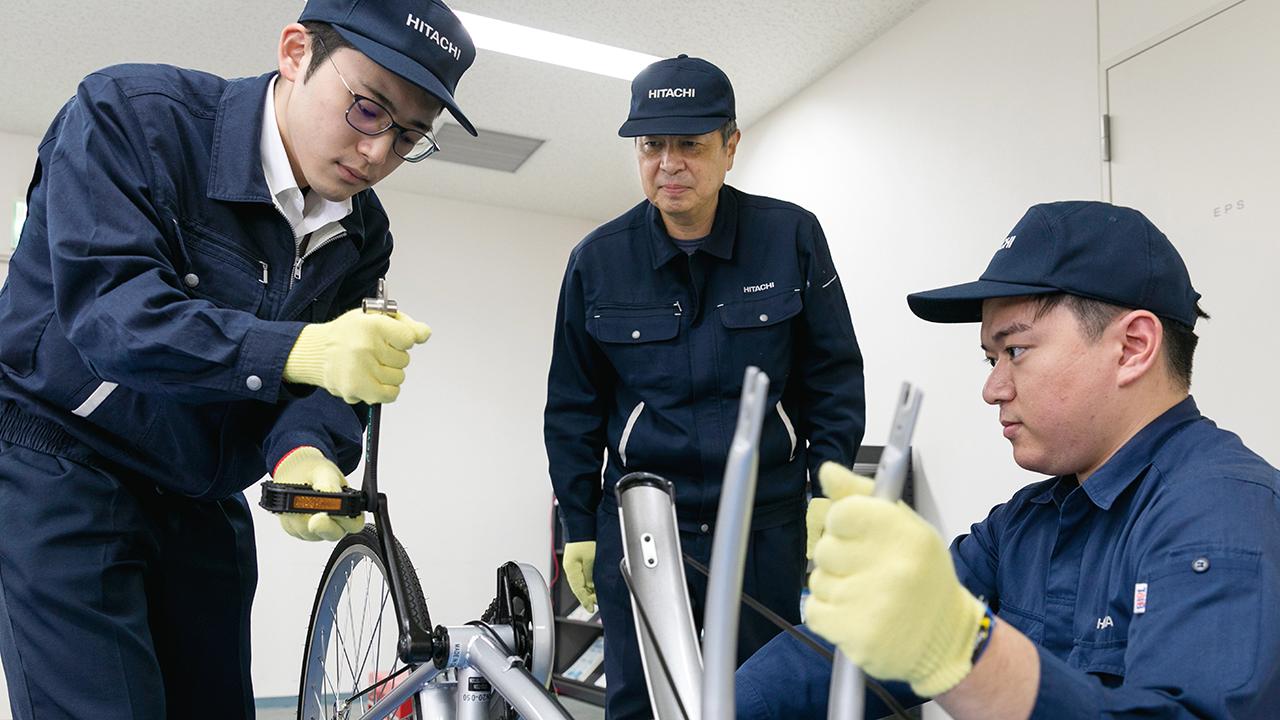 画像: 自転車の分解組み立てを通じて、安全作業の基礎と工具の扱い方が作業品質に影響を与えることを学ぶ。