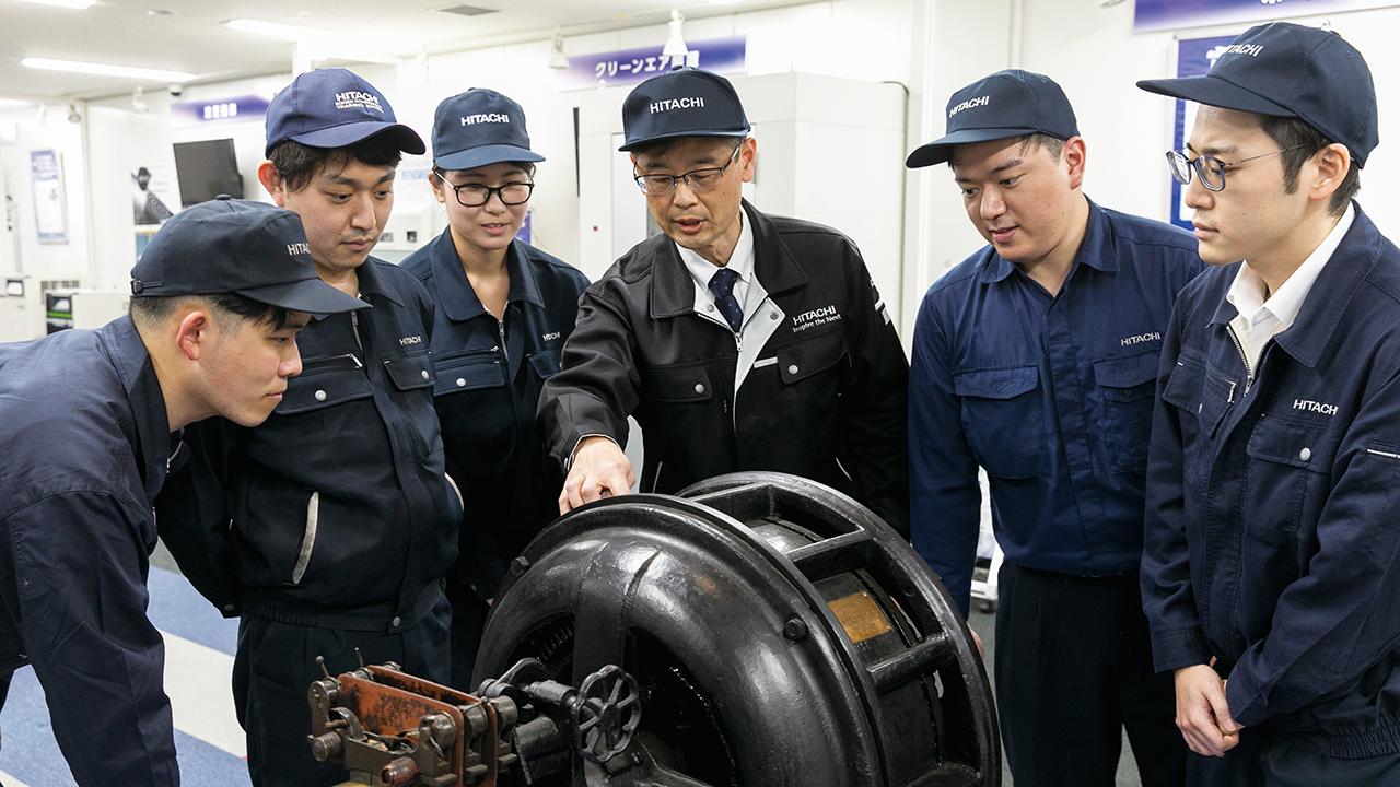 画像: 1924年につくられた日立創業製品と同モデルの30馬力(22kW)誘導モータを使って、モータの果たす役割や構造、性能などを知り、「モータの日立」と呼ばれるモノづくりの歴史を学ぶ。
