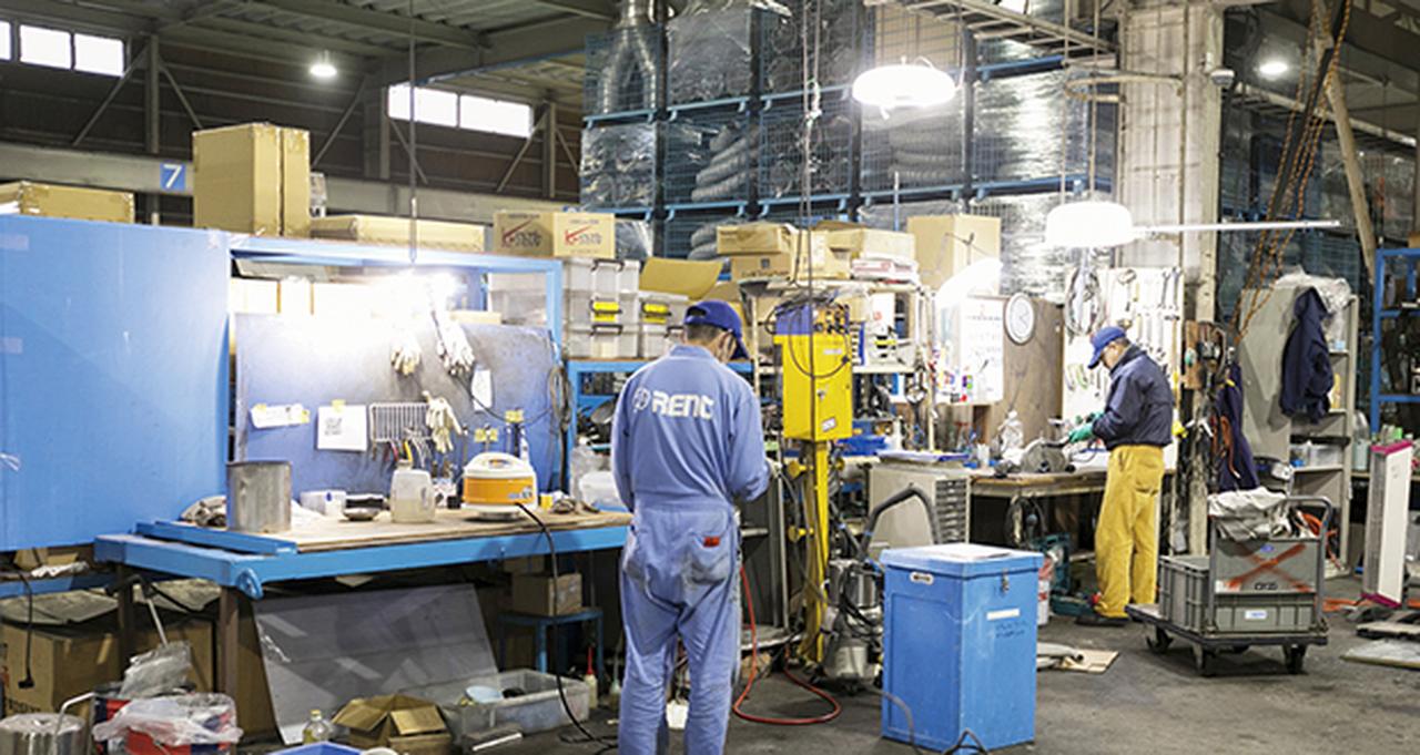 画像: レンタルから戻ってきた機械のメンテナンス作業