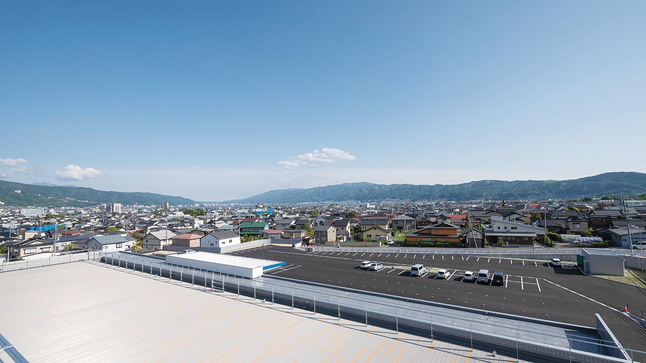 画像: 視界が良い日には、諏訪湖の向こうに富士山を望むことができる