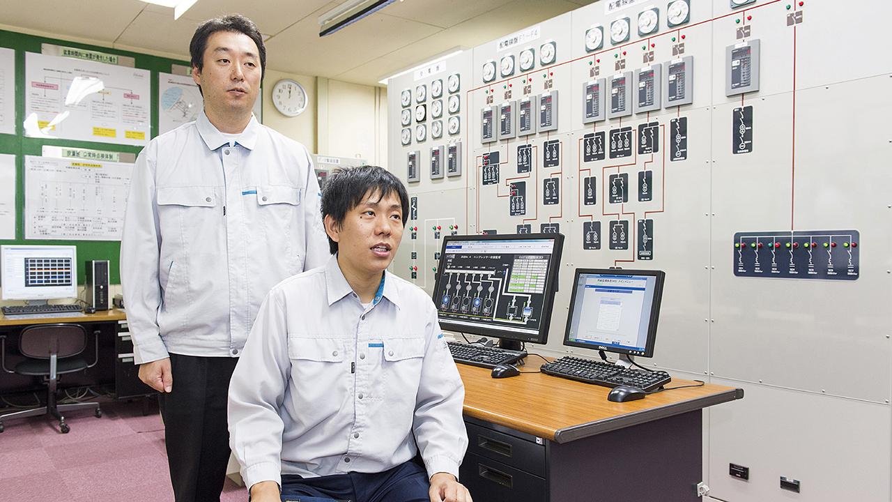 画像: 事業所内のエネルギーは電力監視室のモニターで監視