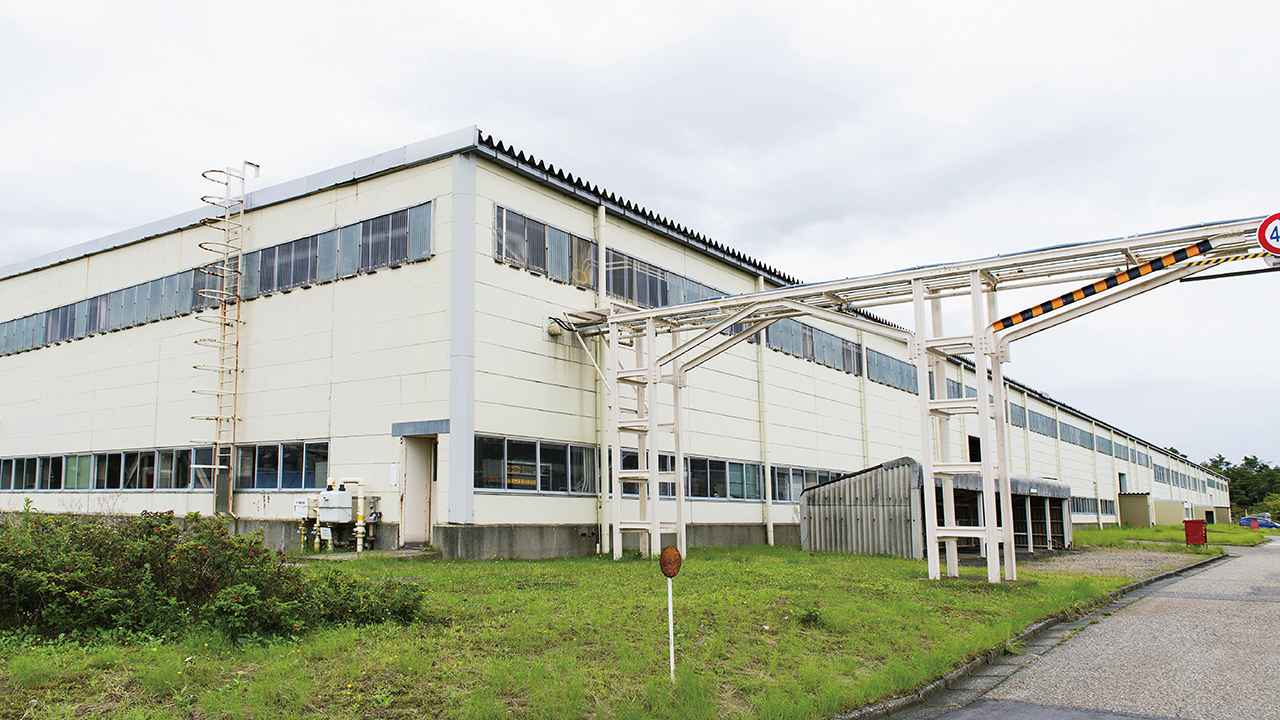 画像: 主力製品である変圧器の生産工場