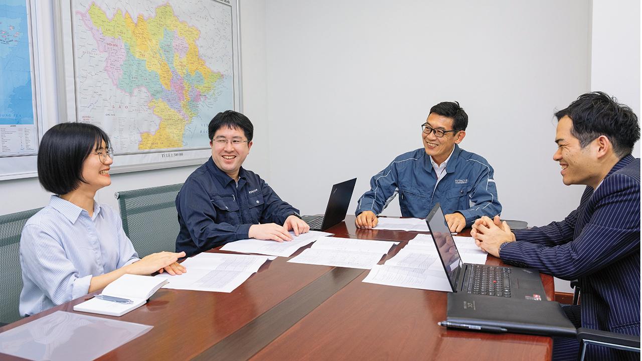 画像: 誠産業ベトナム社様において、営業のグェン・ティ・ハー様（左）、天野様と今後のサービス方針を検討