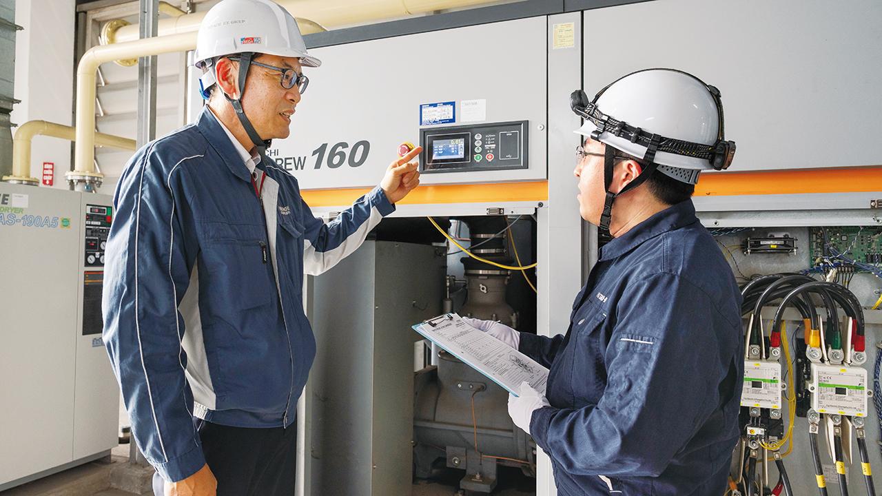 画像: 販売店である誠産業ベトナム社様のサービスエンジニア天野測史様（左）と整備状況を確認