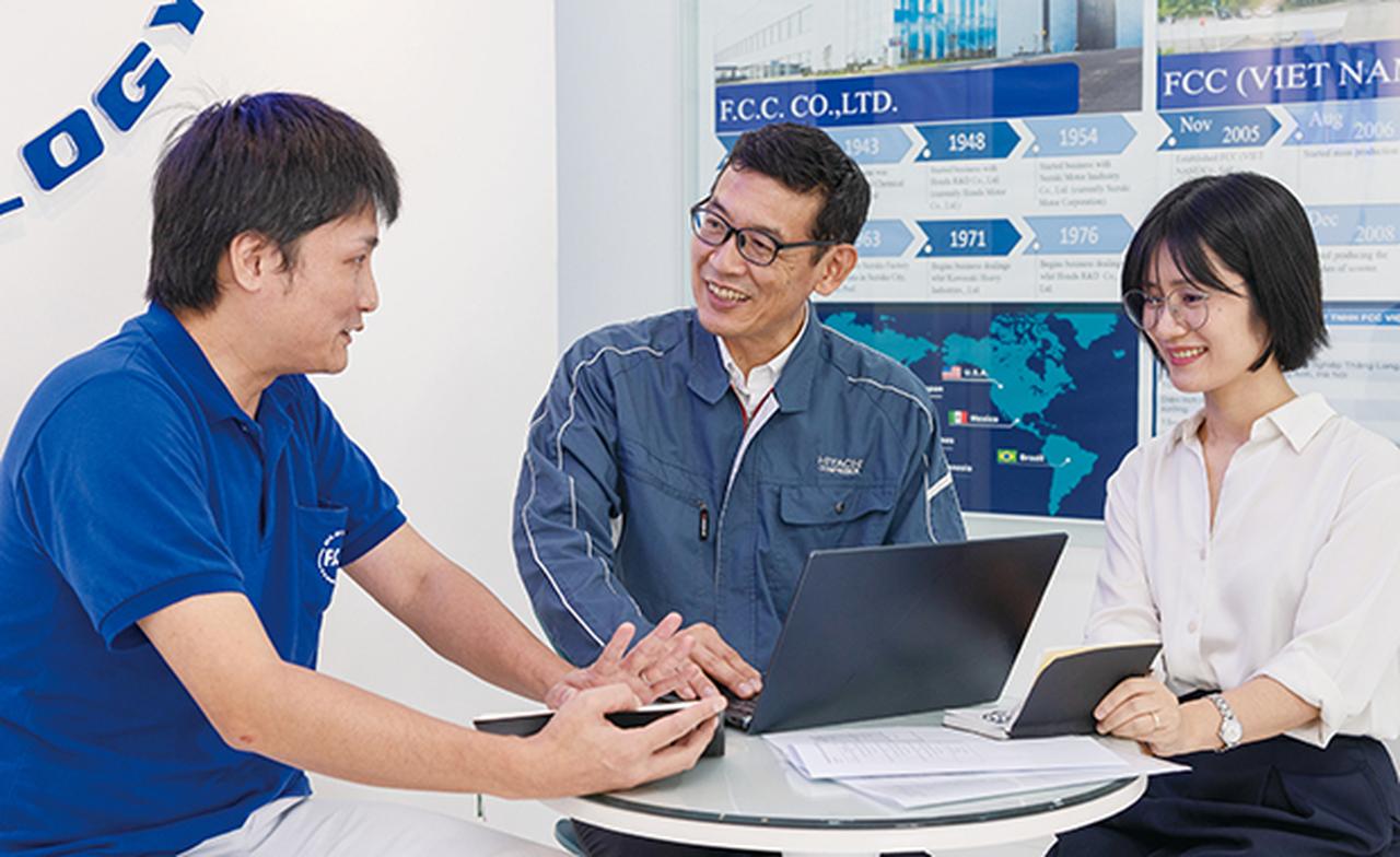 画像: 林下様（左）にご提案をする 誠産業ベトナム社のスタッフ