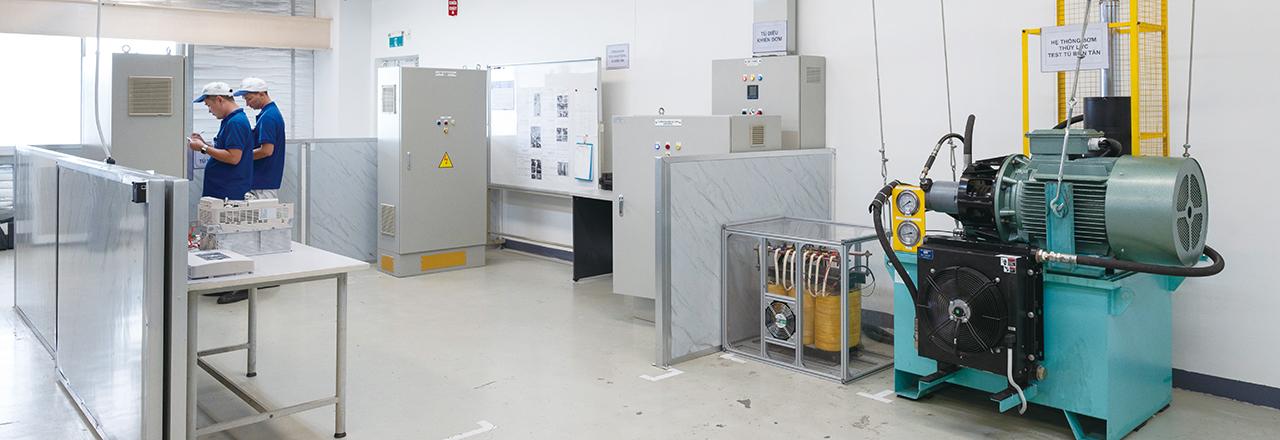 画像: 新規事業として期待がかかるインバータの開発テスト