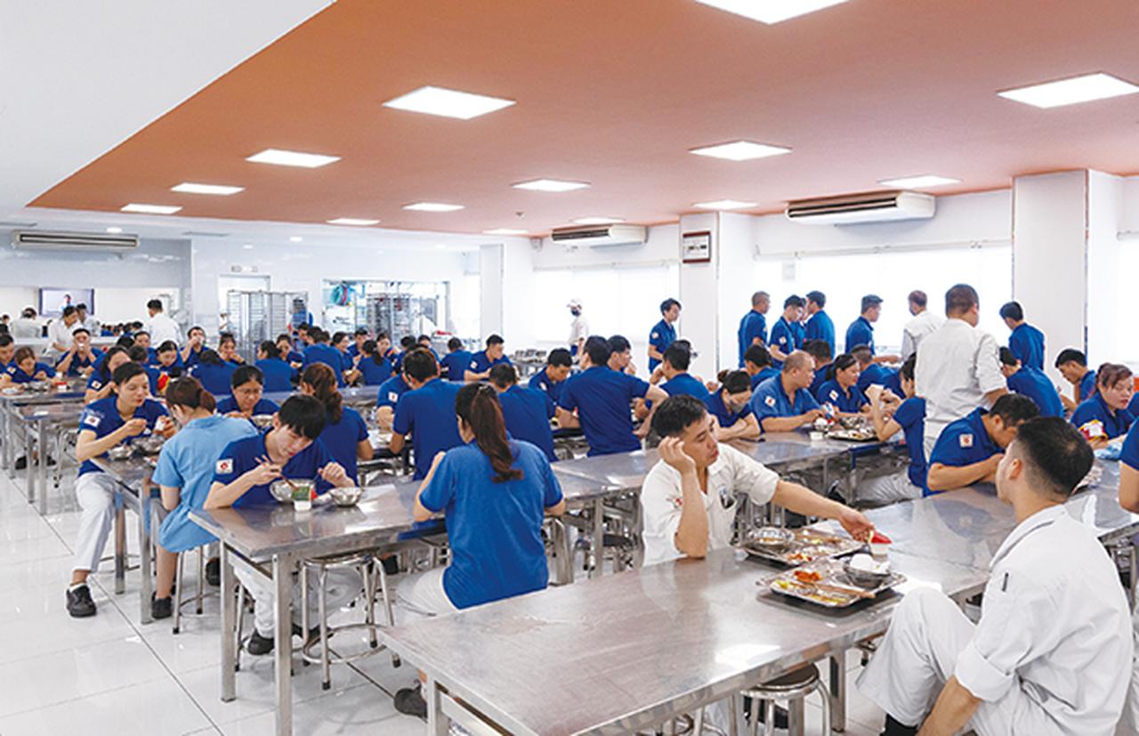 画像: 快適で明るい社員食堂