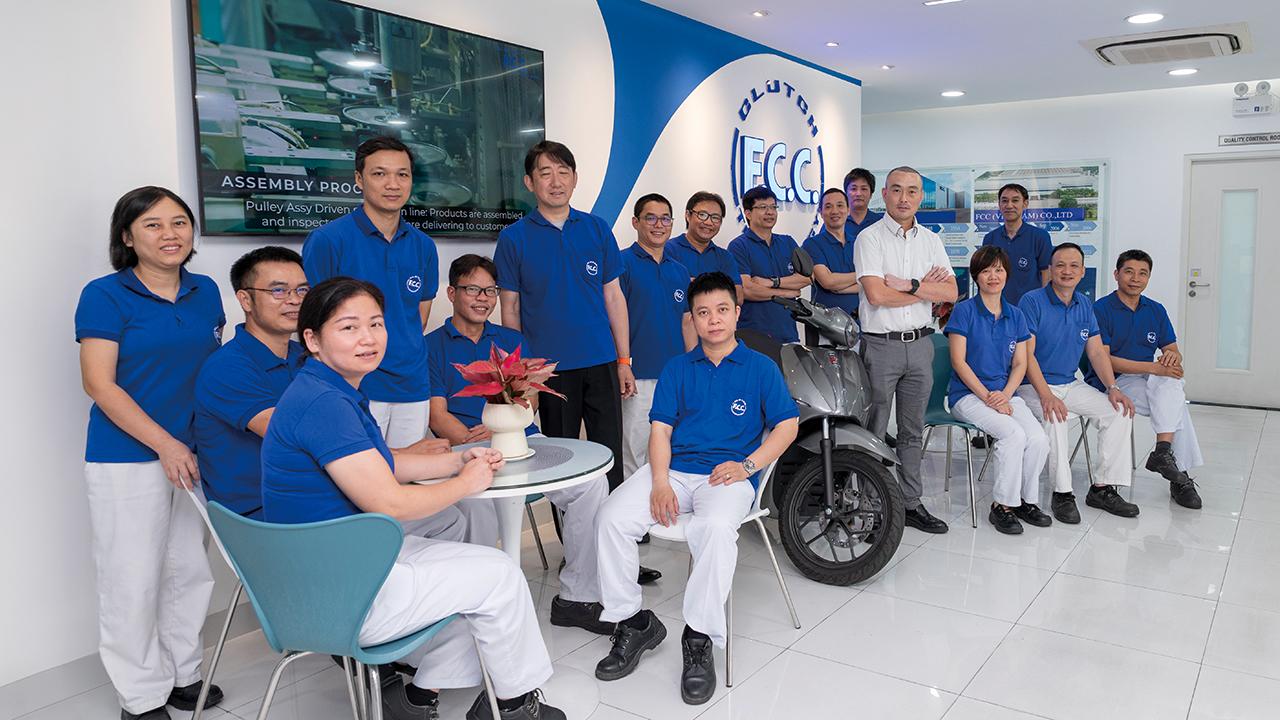 画像: FCC（VIETNAM）株式会社 ゼネラルディレクター 堤元樹様（右から5人目）、 ファクトリーマネージャー 因幡勇樹様（左から6人目）、 ゼネラルマネージャー 島田忠典様（右から3人目）を囲む同社の皆様