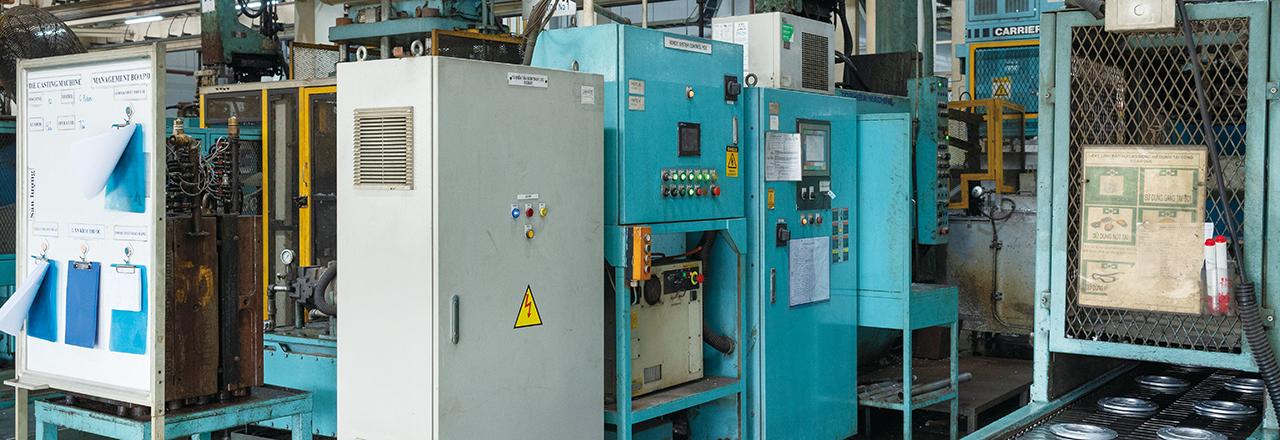 画像: アルミダイカストマシンの油圧ポンプを制御する自社製のインバータ