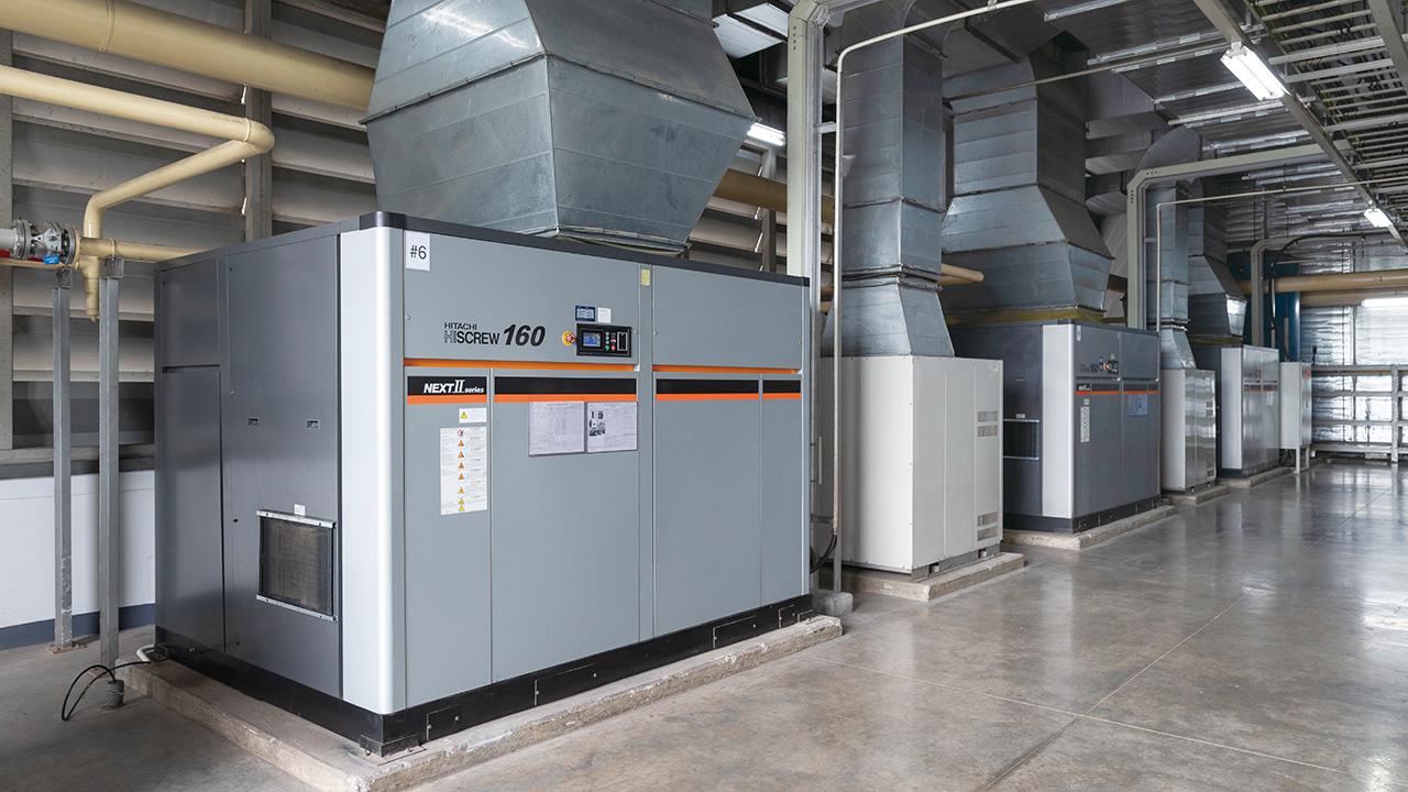 画像: 5台の空気圧縮機が並ぶ四輪工場のコンプレッサー室