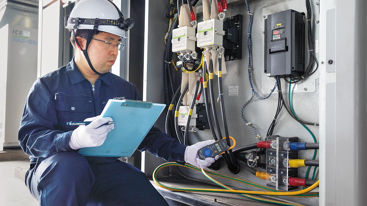 画像: FCC（VIETNAM）株式会社様において空気圧縮機のメンテナンス（電流測定）をする南