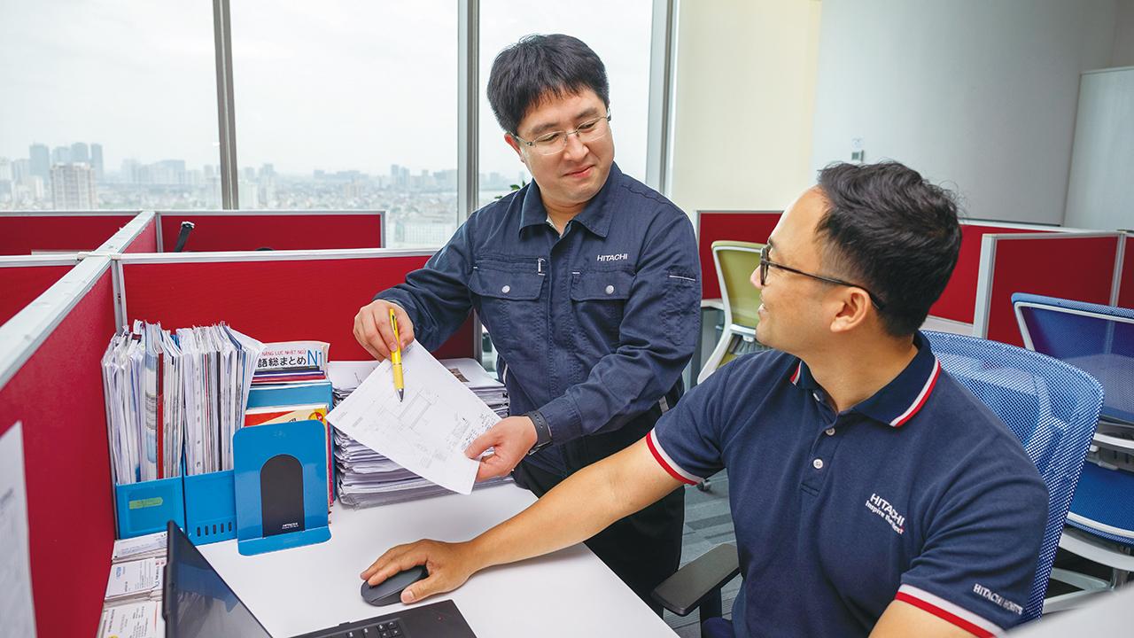 画像: 後輩のルアットとメンテナンス計画を調整