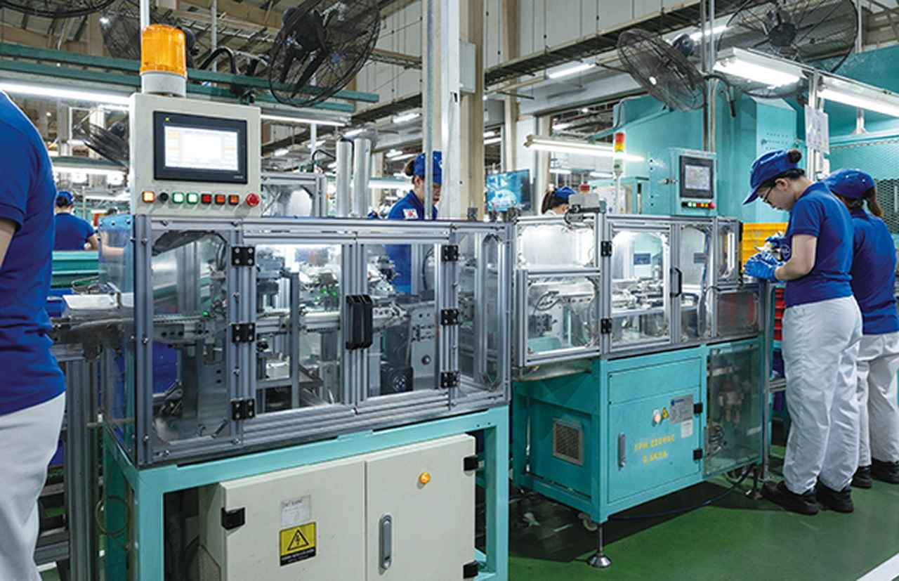 画像: ワッシャー、ピン、インナーの自動組み立て機