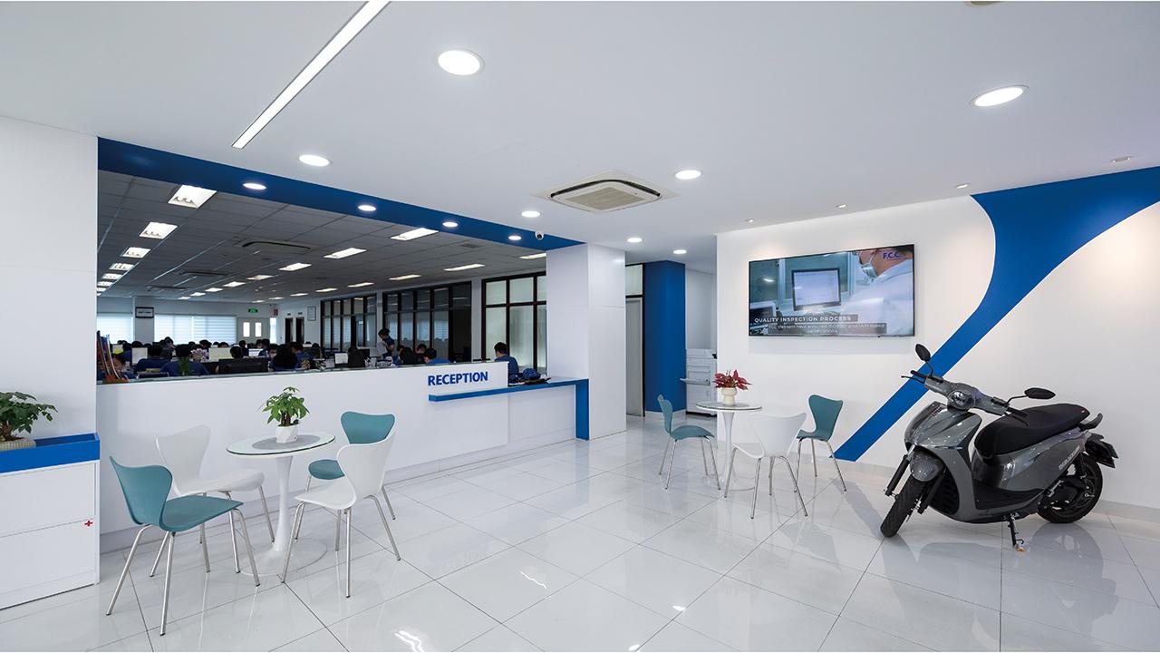 画像: EVバイクのデモカーが置かれたエントランスロビー